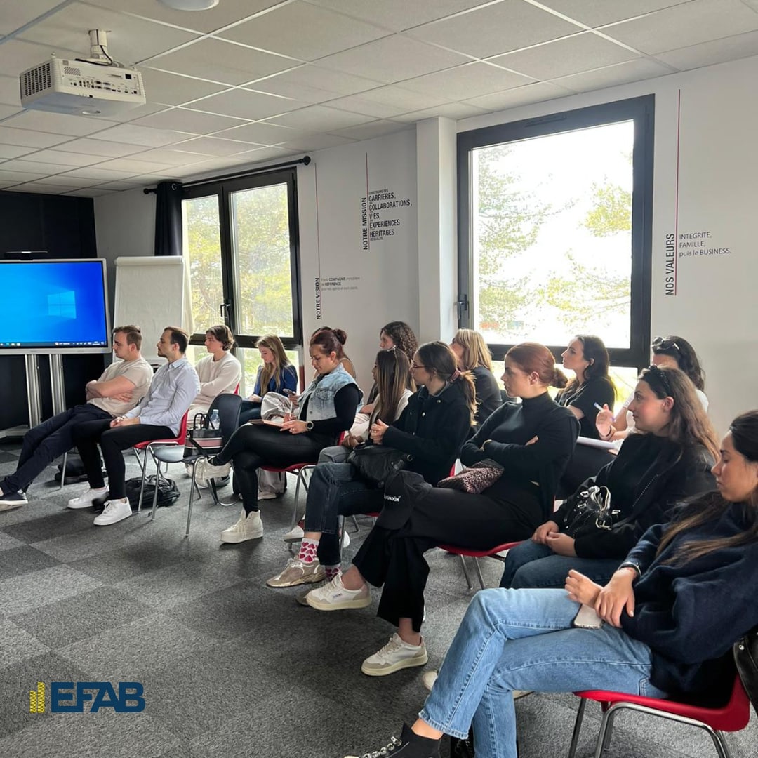 Etudiants d'EFAB écoutant un brief